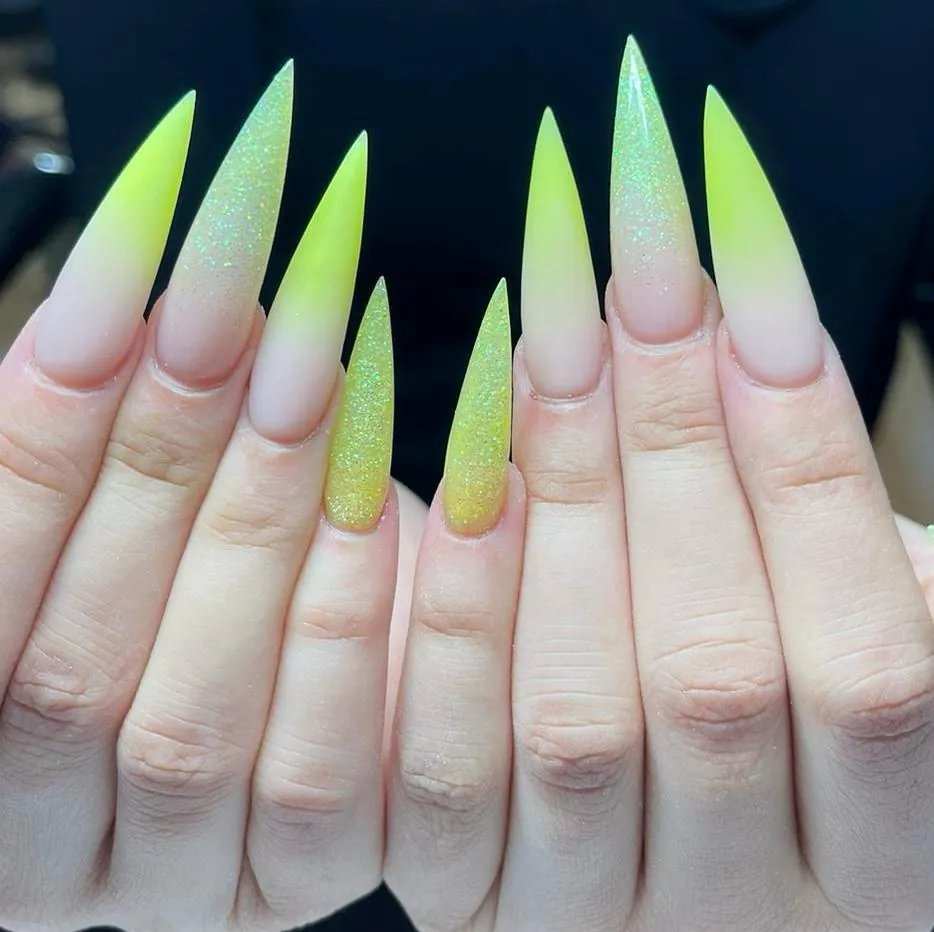 Neon-gelbe Stiletto-Nägel mit Ombré