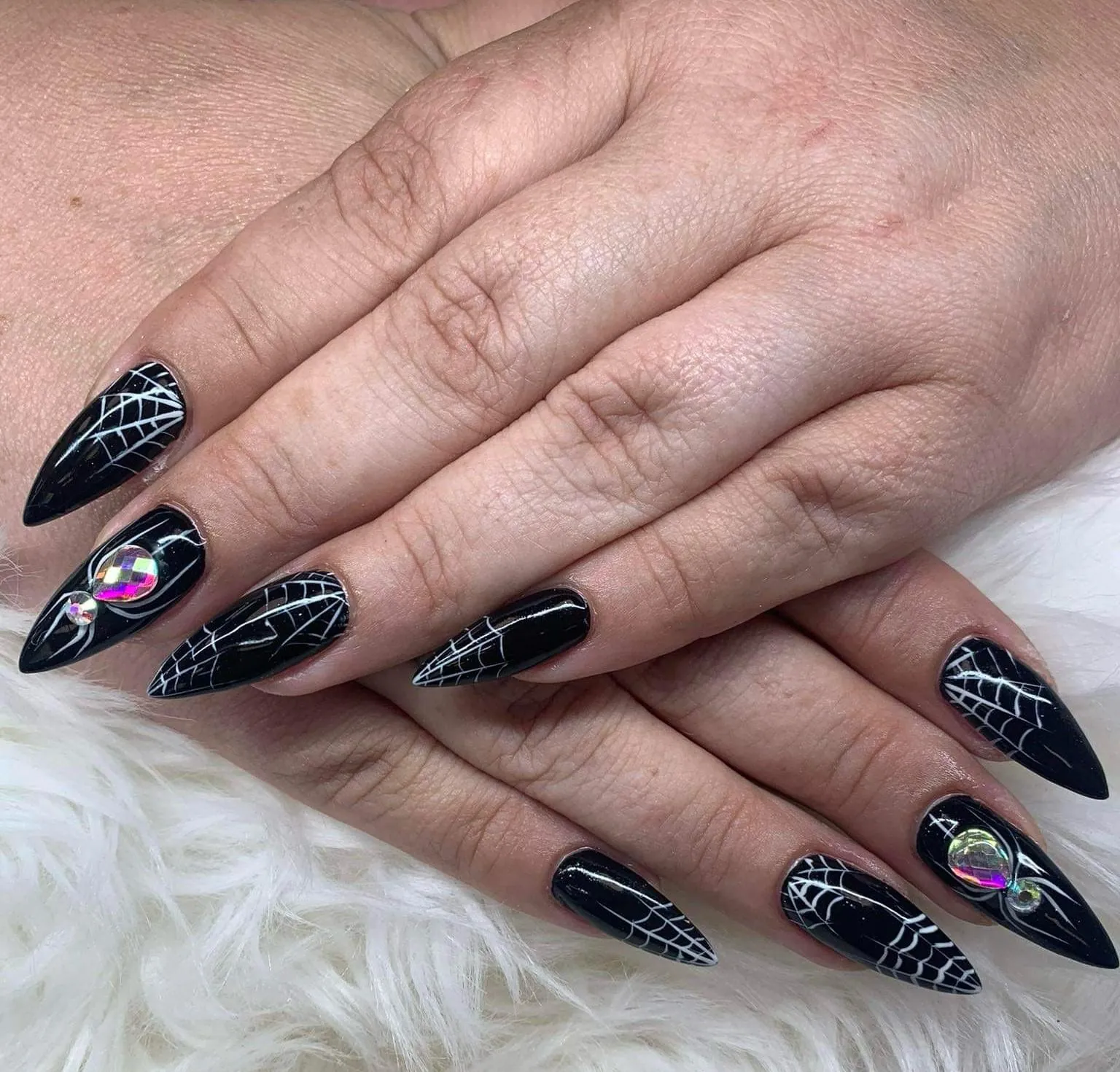 Schwarze Nägel mit Spinnennetz-Design