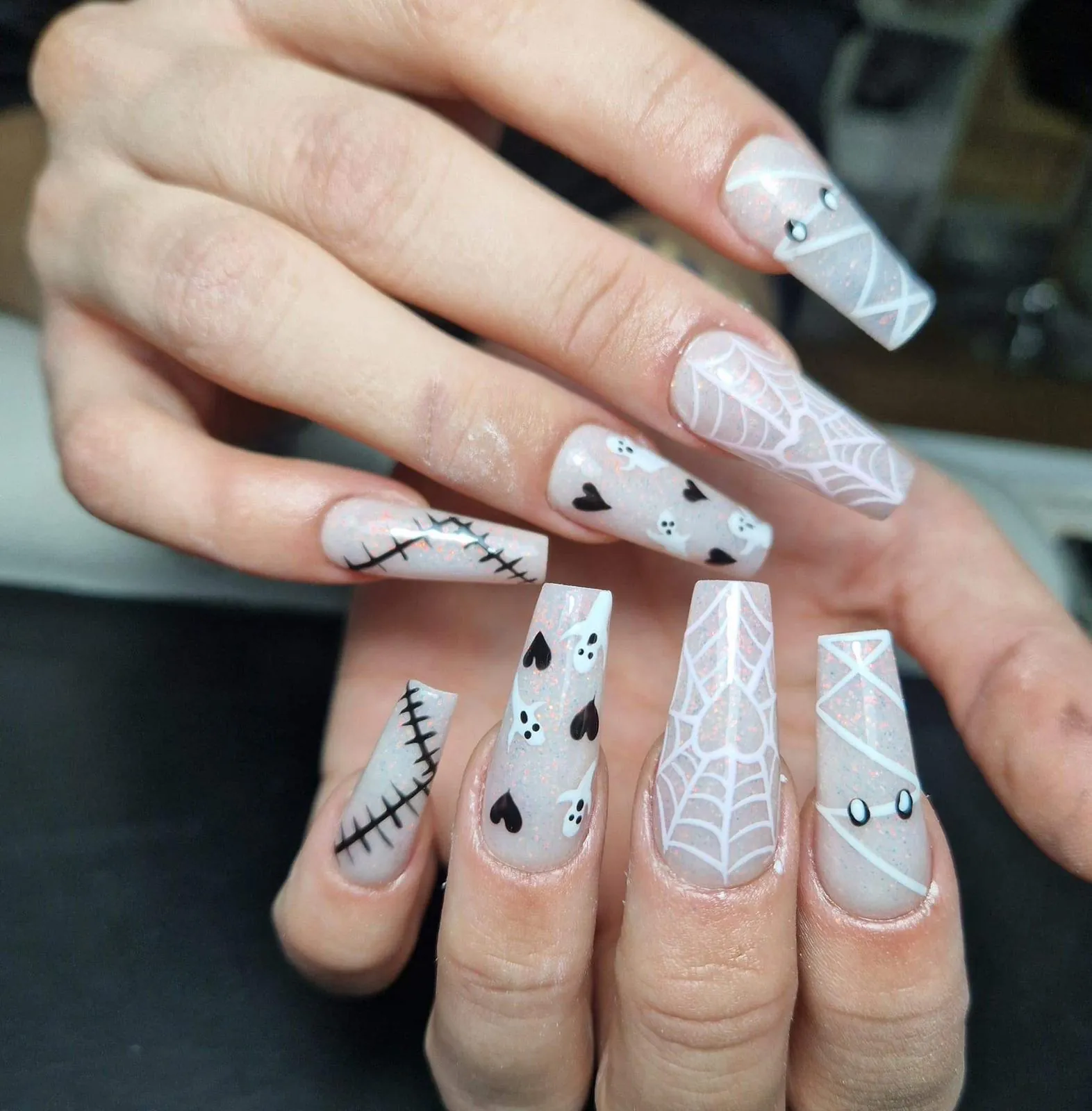 Nude-Nägel mit schwarzen Linien