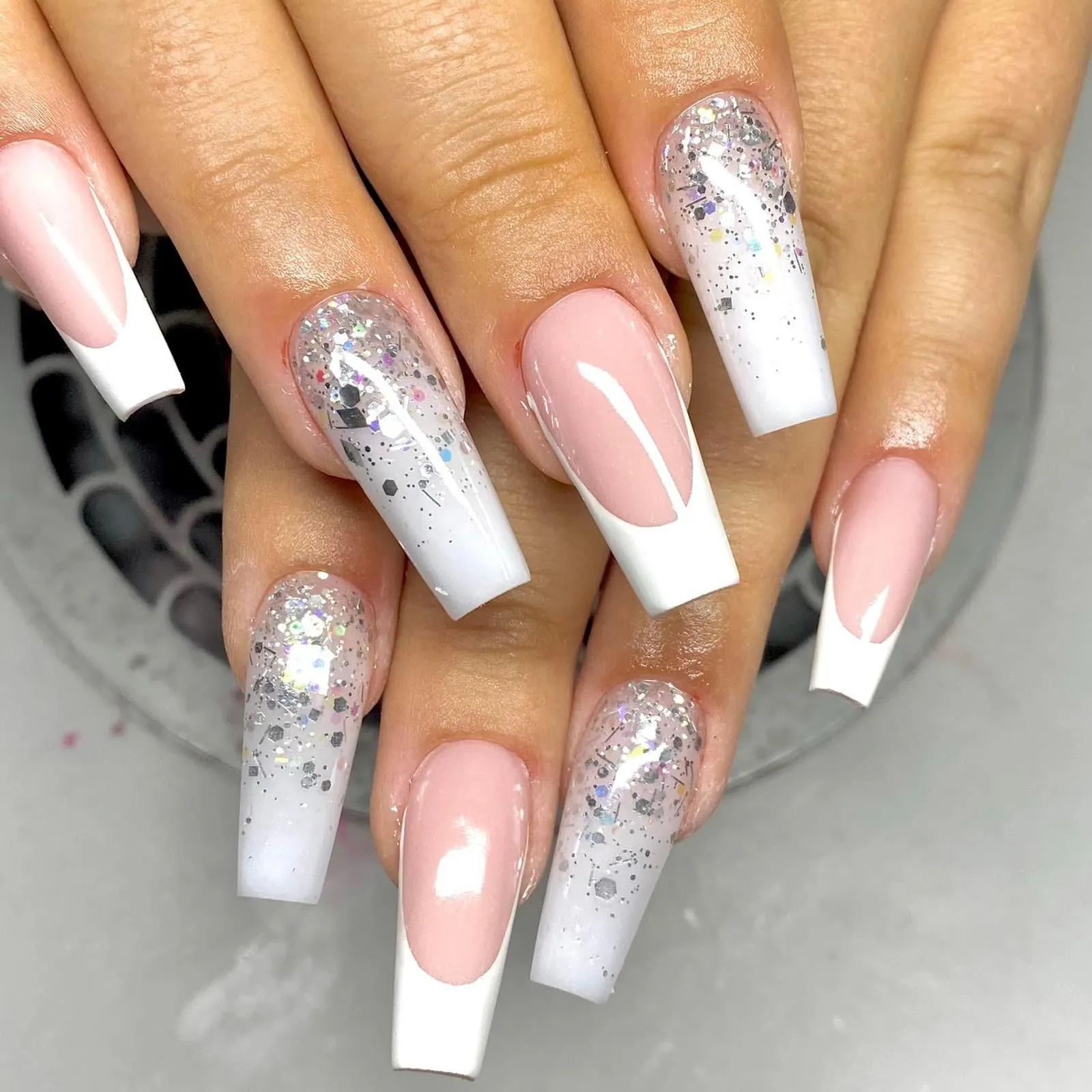 French-Nägel mit Glitzerakzenten