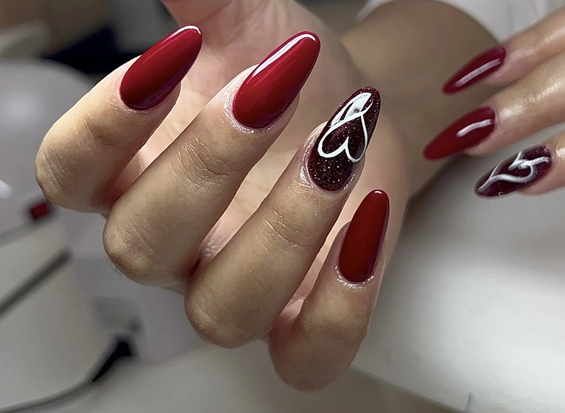 Rote Nägel mit Herz-Design