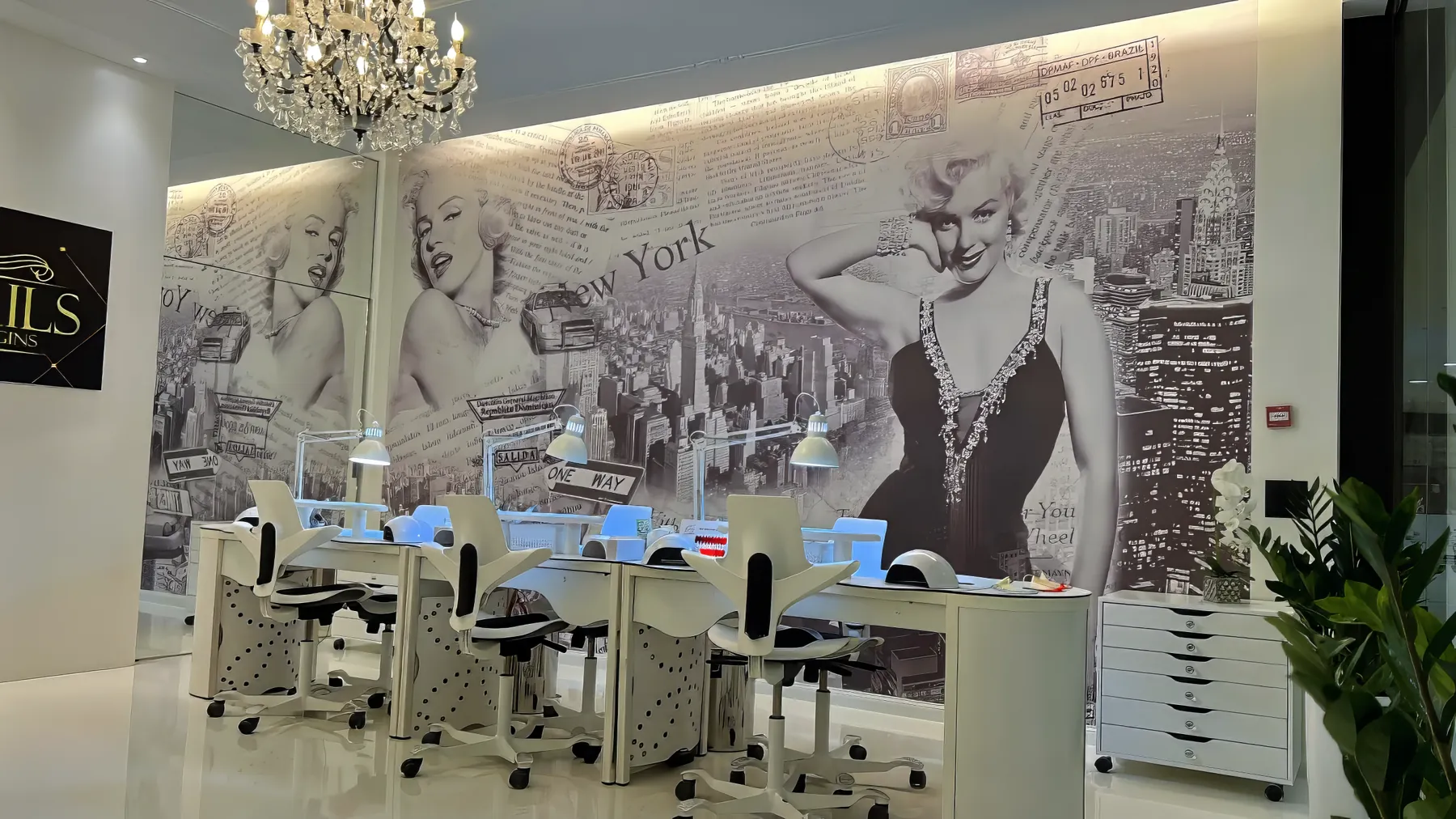 Salon mit Wandbild und Kronleuchter